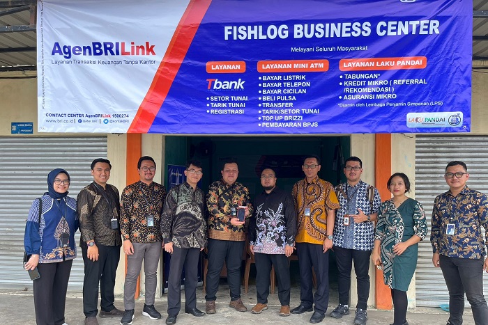 BRI meresmikan kerjasama dengan FishLog untuk membentuk FBC di daerah Pelabuhan Perikanan Nusantara Kabupaten Sambas. (Dok. Bank BRI) 
