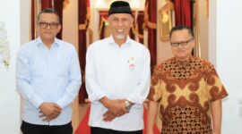 Foto : Ketua BNSP, Syamsi Hari, dan Gubernur Sumatera Barat, Mahyeldi, bersama Kadisnakertrans Nizam Ul Muluk membahas langkah konkret untuk meningkatkan sertifikasi kompetensi di Sumbar, (29/12/23). (Doc.Ist)