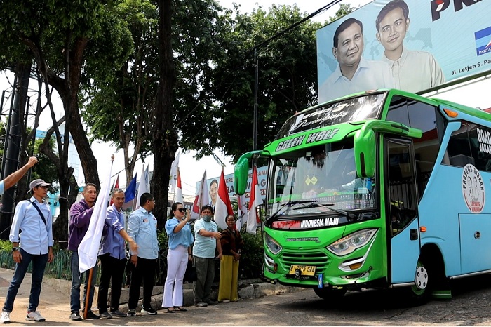 Organisasi relawan Sedulur Kaesang Jokowi memberangkatkan beberapa bus berbalut gambar Prabowo-Gibran. (Dok. TKN Prabowo - Giɓran)