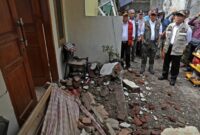 BNPB menyerakan dana stimulan bagi warga yang terdampak gempa bumi Sumedang. (Dok. BNPB)