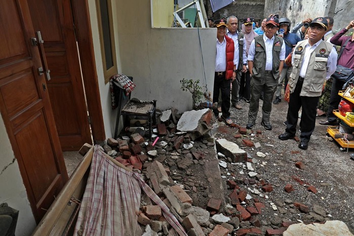 BNPB menyerakan dana stimulan bagi warga yang terdampak gempa bumi Sumedang. (Dok. BNPB)