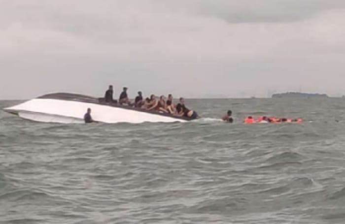 Kapal KM Pari Kudus terbalik di perairan Pulau Rambut, Kelurahan Pulau Untung Jawa, Kepulauan Seribu Selatan Senin, 11 Maret 2024 sore. (Dok. Tribatanewspolri)