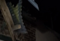 Sejumlah bangunan tampak rusak akibat gempa berkekuatan M6,2 di Kabupaten Garut, pada Sabtu (27/4) malam. Dok. BPBD Kota Tasikmalaya)

