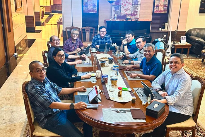 Menteri Keuangan Sri Mulyani Indrawati dan Wakil Menteri Keuangan Suahasil Nazara serta jajaran eselon I Kementerian Keuangan membahas perkembangan situasi ekonomi global dan tensi geopolitik terkini.(Instagram.com/@smindrawati)